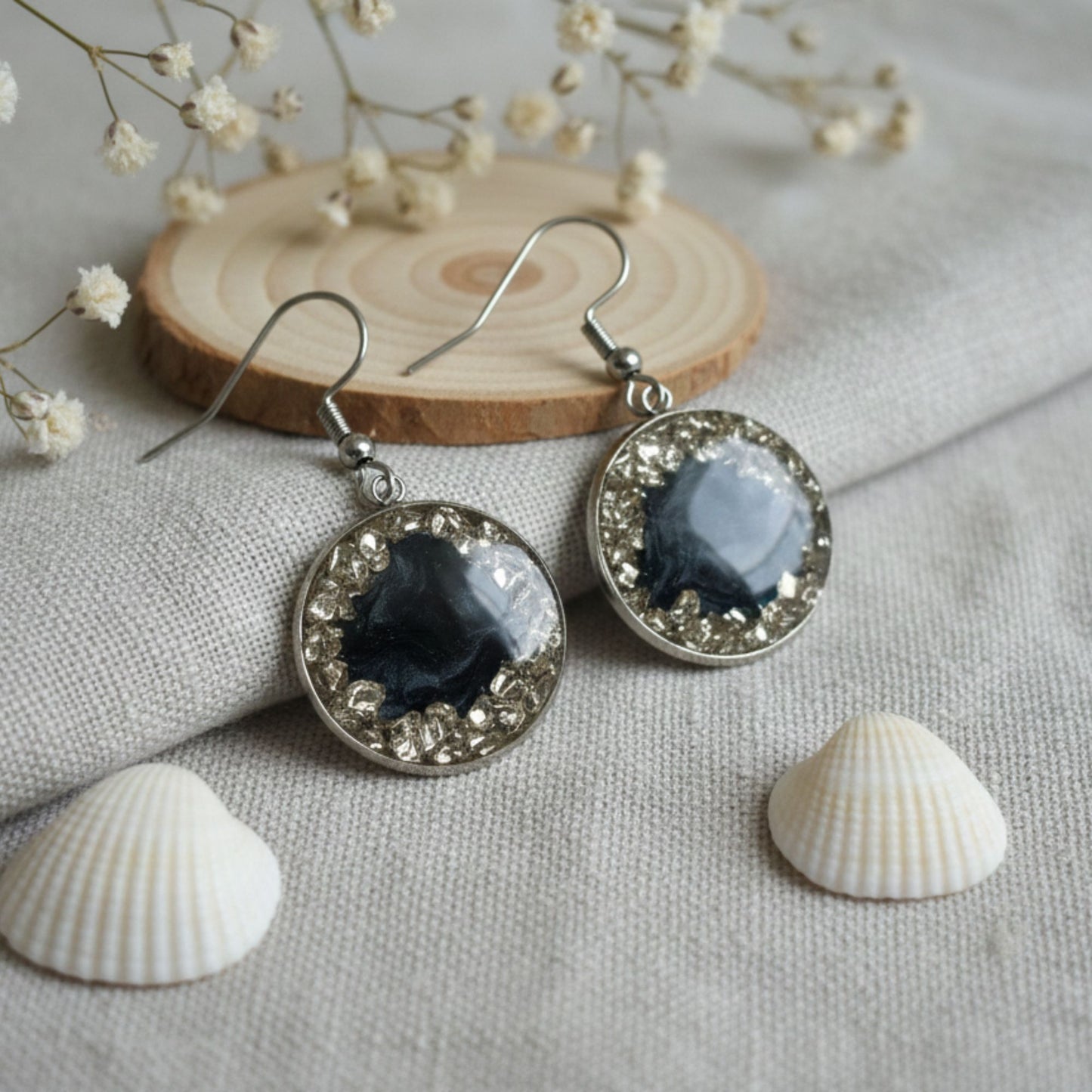 Boucles d'Oreilles Pendantes Résine Noire & Cristaux Argentés 2 cm