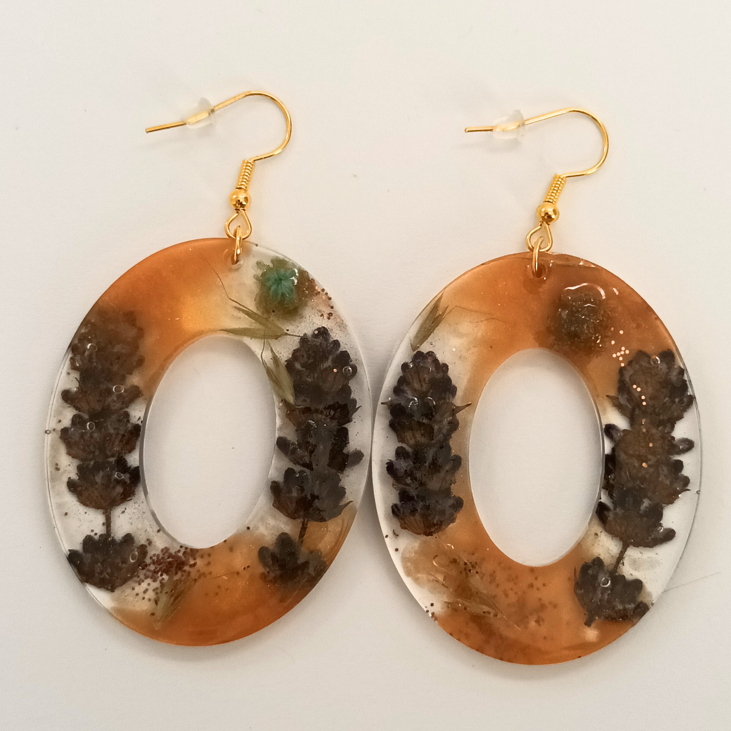 Boucles d'oreilles résine orange fleurs séchées lavande - Ovales botaniques ultra-légères - Bijou artisanal unique fait main