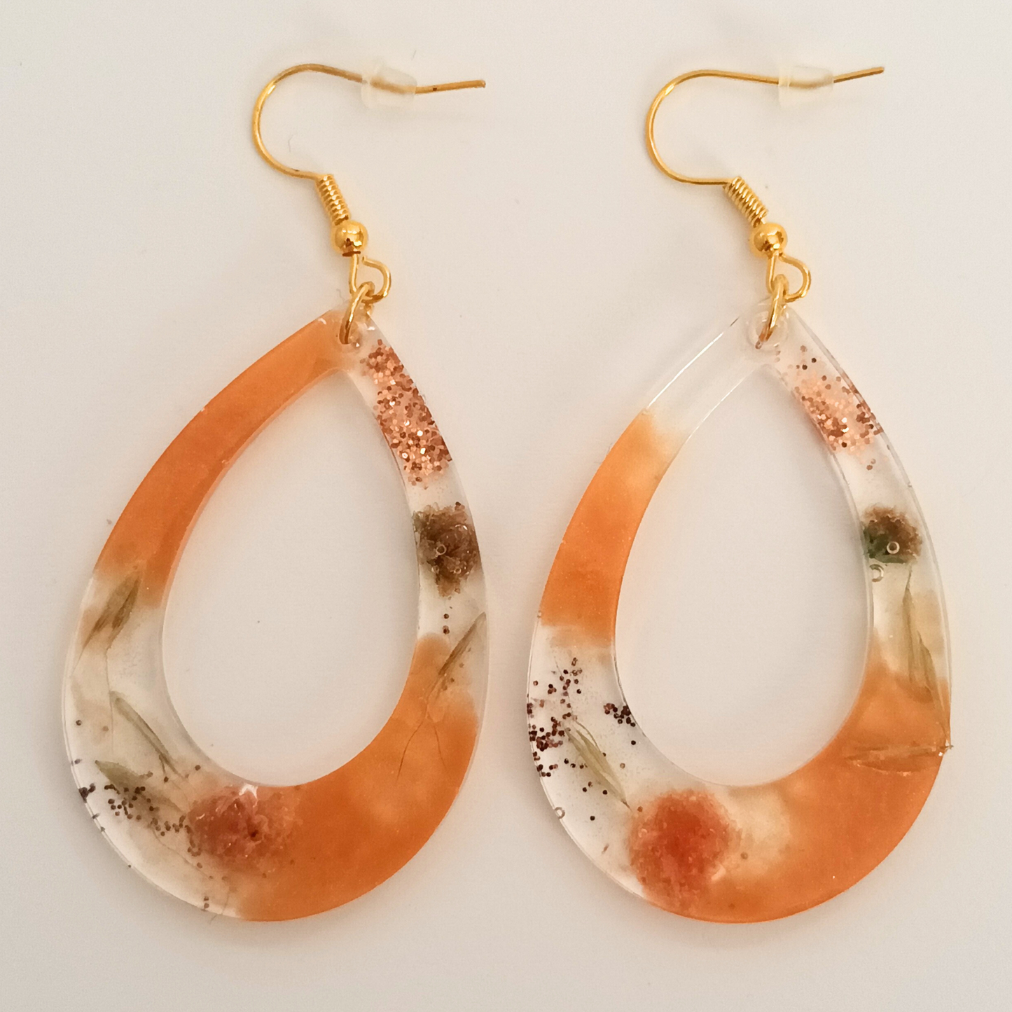 Boucles d'oreilles résine orange fleurs séchées pailleté - Gouttes botaniques ultra-légères - Bijou artisanal unique fait main