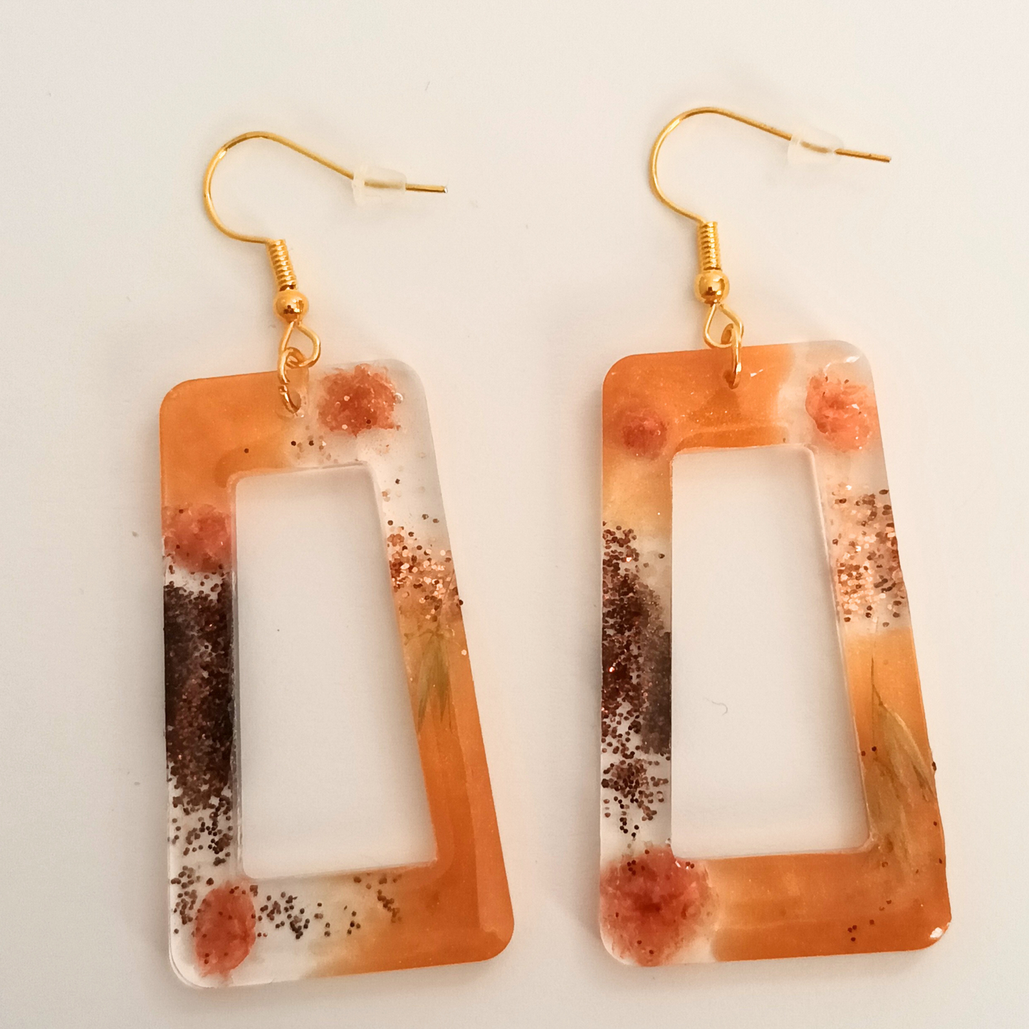 Boucles d'oreilles résine orange fleurs séchées pailleté - Rectangles botaniques ultra-légers - Bijou artisanal unique fait main