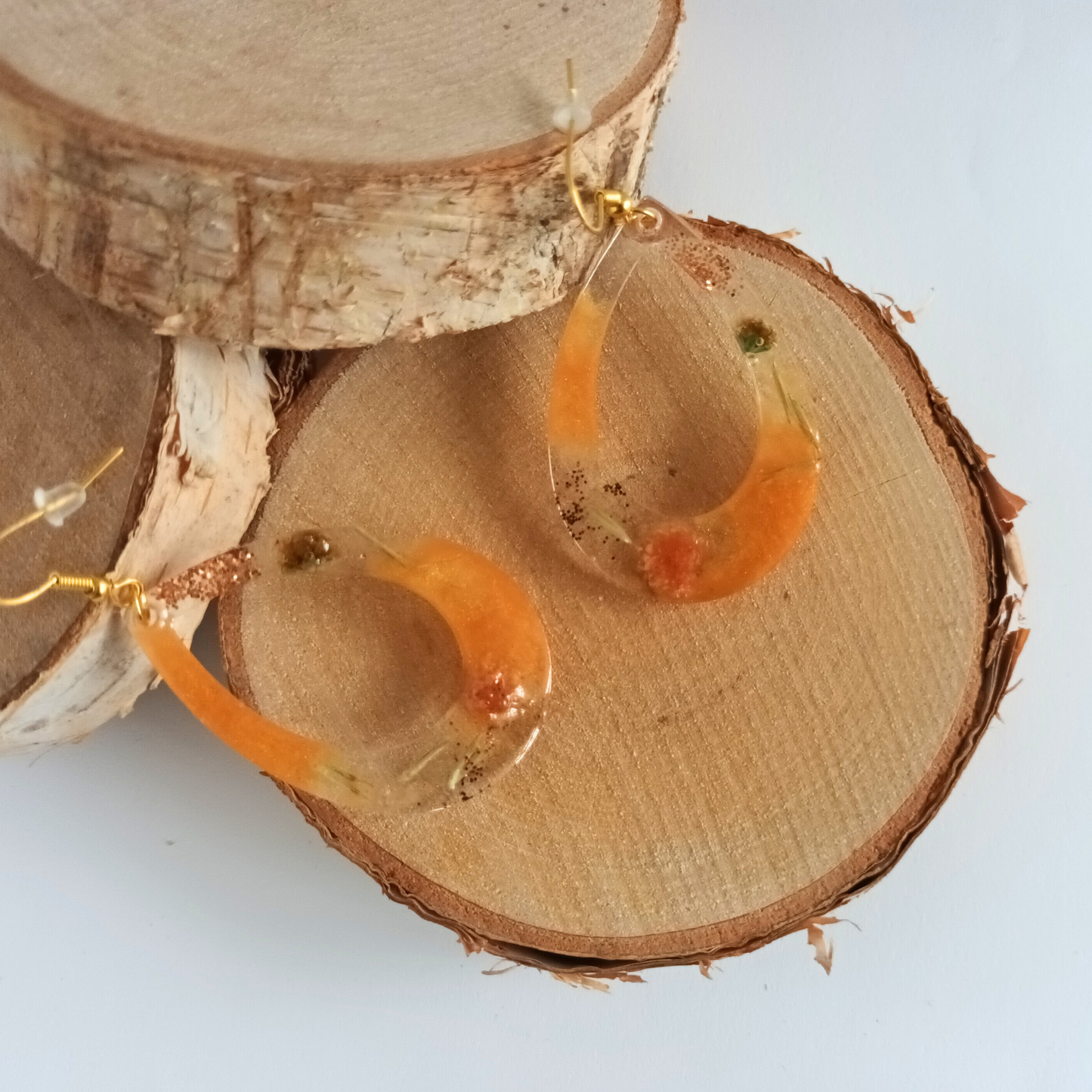 Boucles d'oreilles résine orange fleurs séchées pailleté - Gouttes botaniques ultra-légères - Bijou artisanal unique fait main