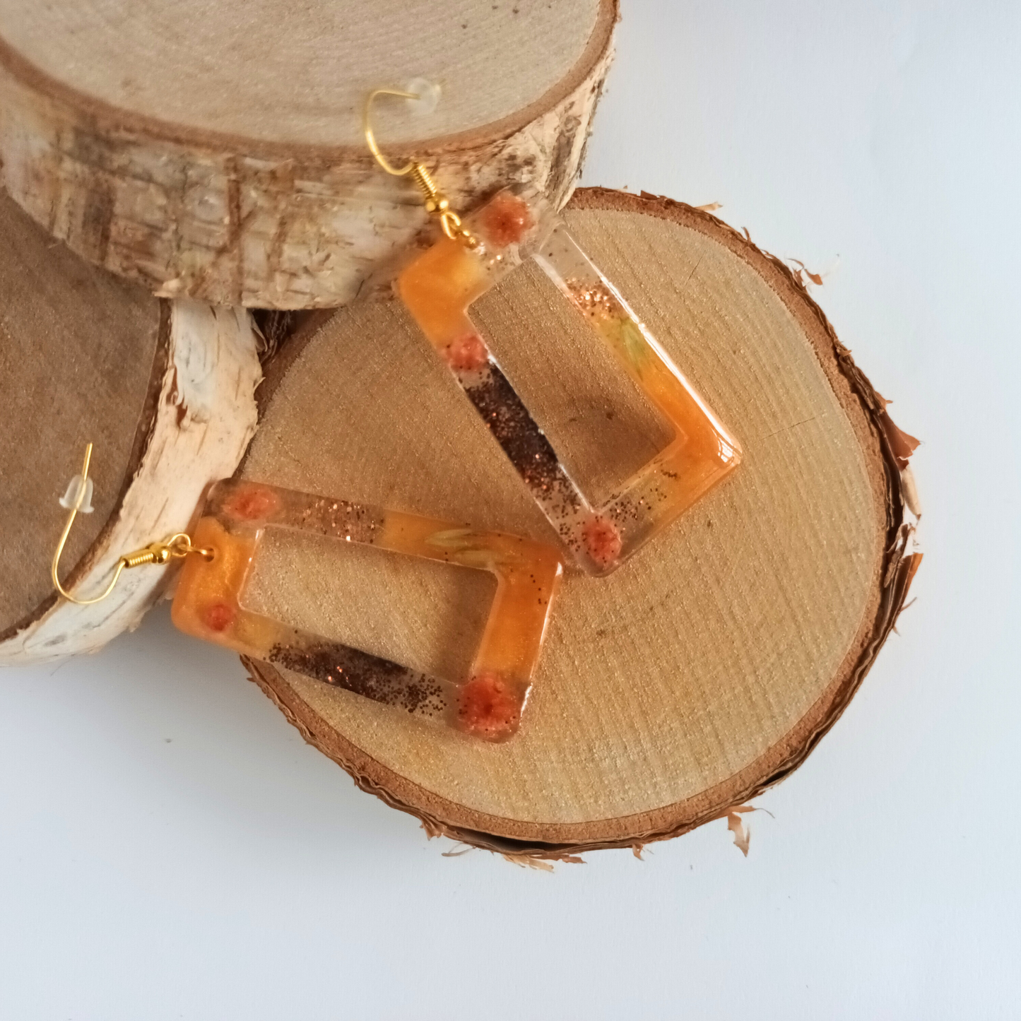 Boucles d'oreilles résine orange fleurs séchées pailleté - Rectangles botaniques ultra-légers - Bijou artisanal unique fait main