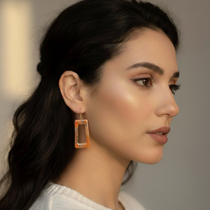 Boucles d'oreilles résine orange fleurs séchées pailleté - Rectangles botaniques ultra-légers - Bijou artisanal unique fait main