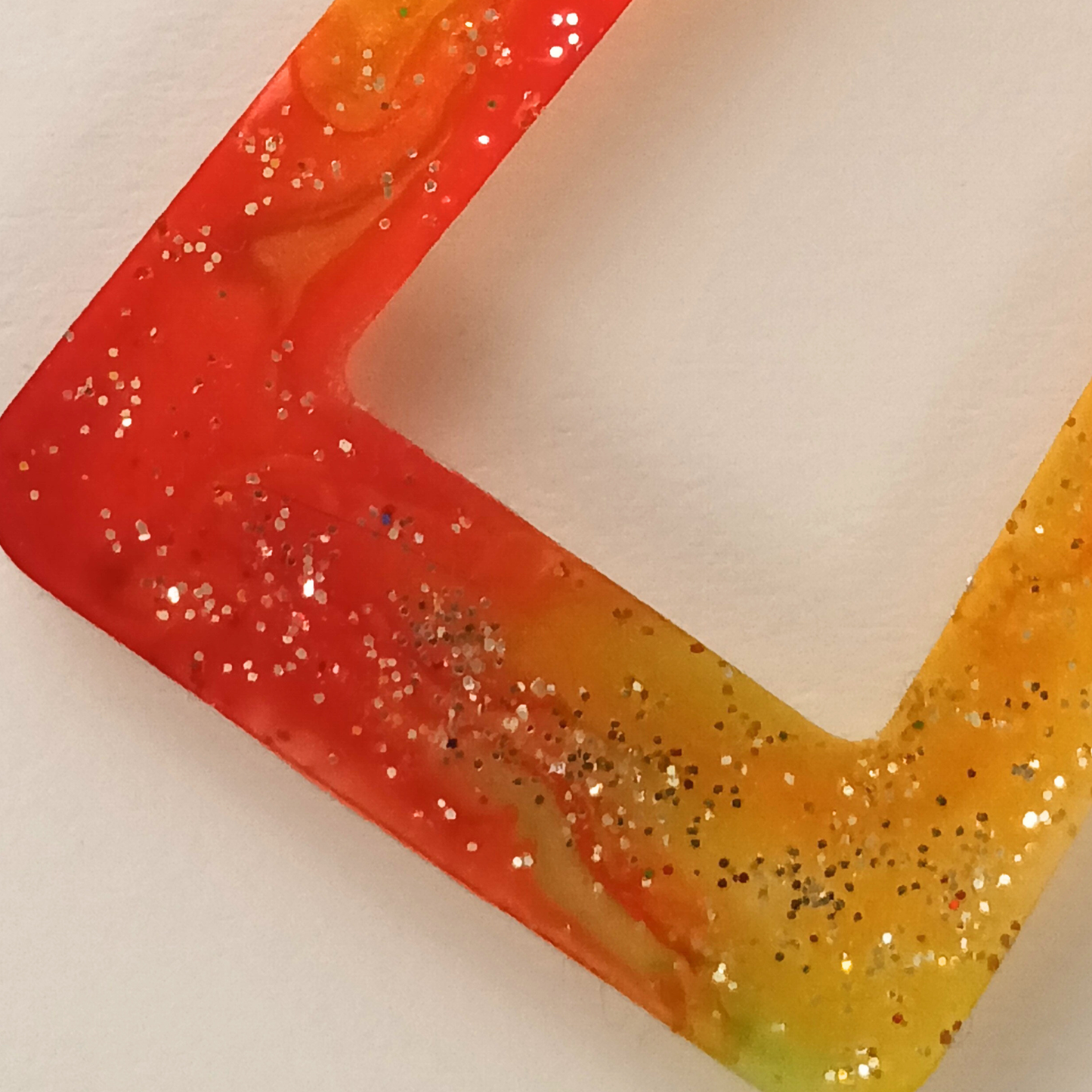 Boucles d'oreilles résine orange jaune pailleté - Rectangles dégradé sunset ultra-légers - Bijou artisanal unique fait main