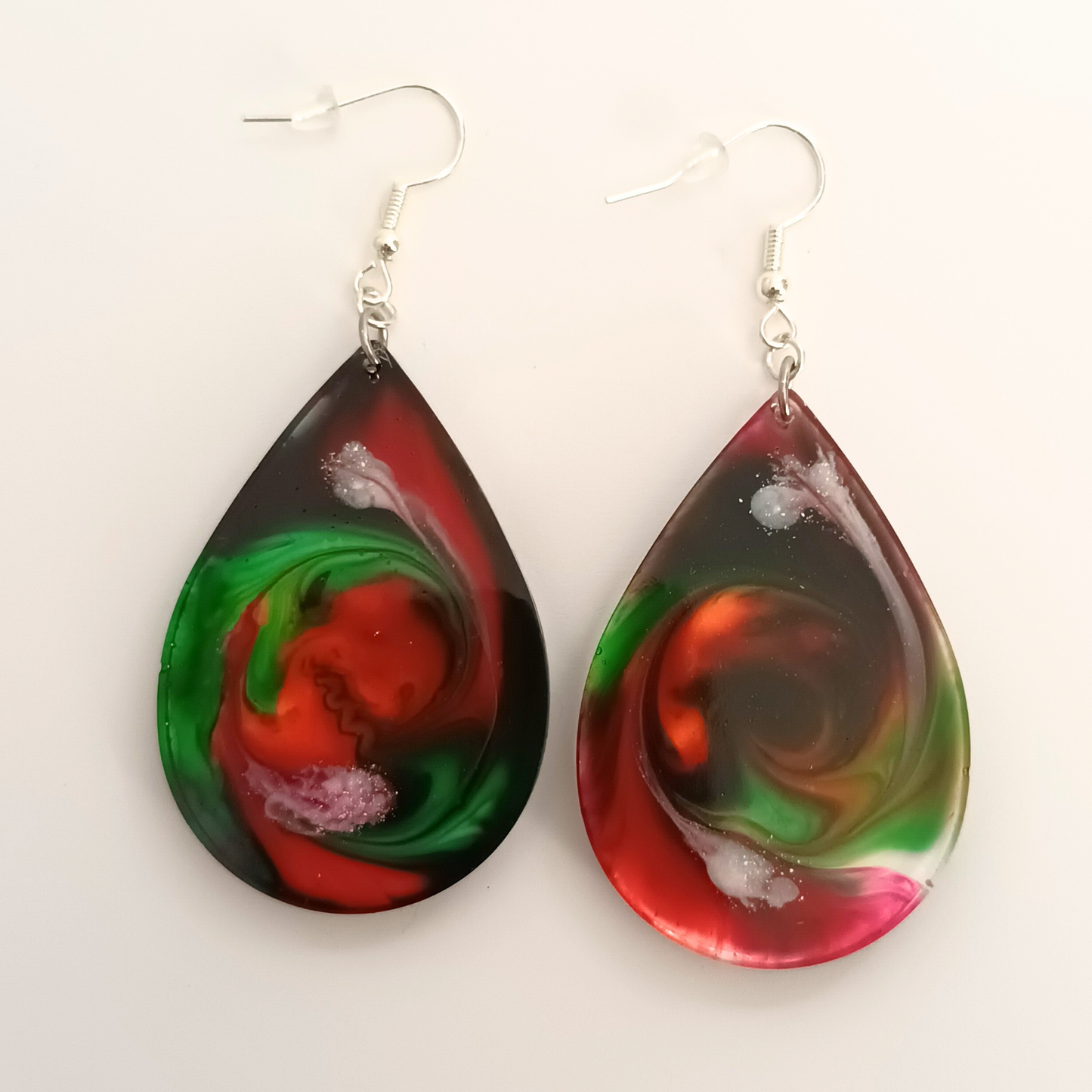 Boucles d'oreilles résine gouttes vert rouge blanc - Tourbillons multicolores ultra-légères - Bijou artisanal unique fait main