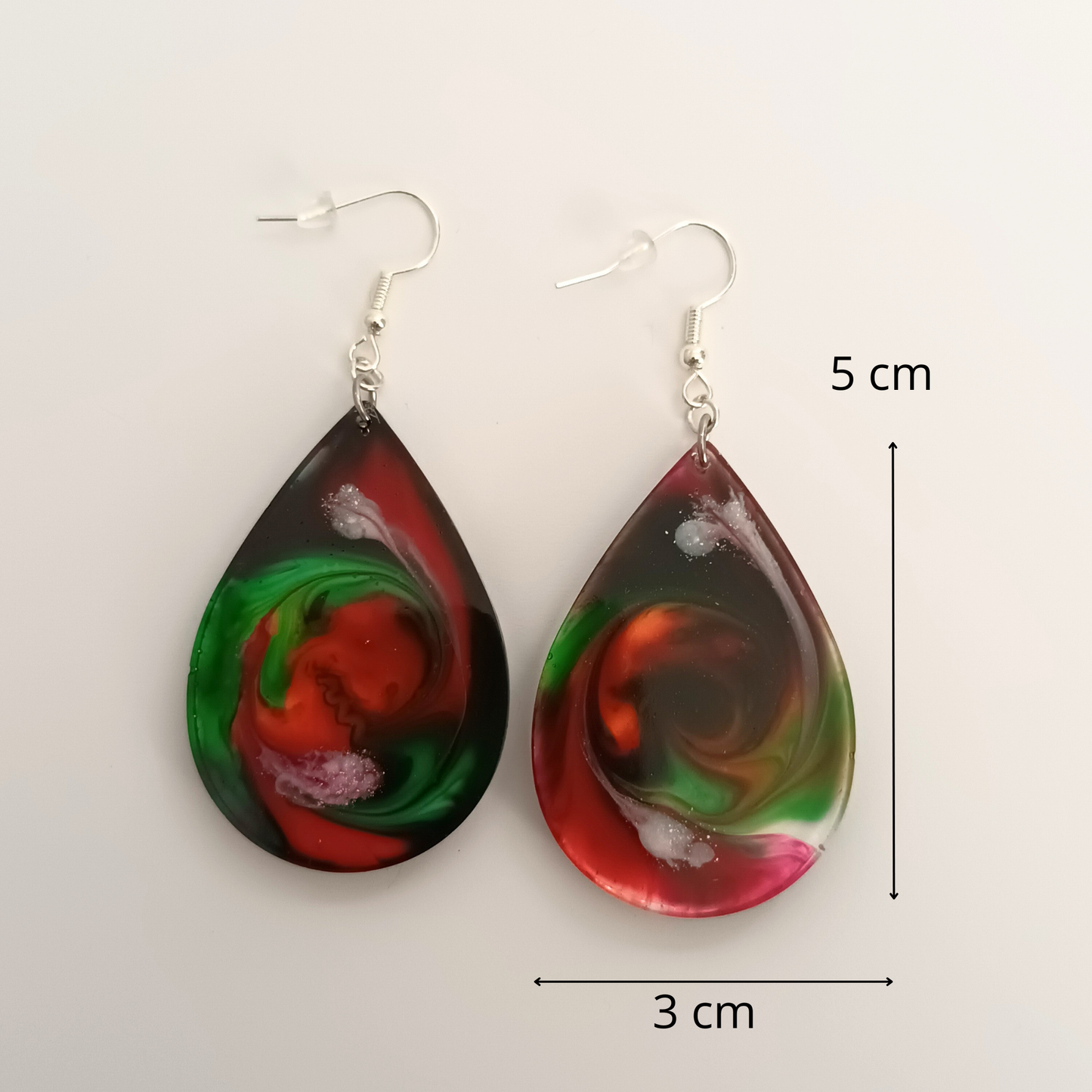 Boucles d'oreilles résine gouttes vert rouge blanc - Tourbillons multicolores ultra-légères - Bijou artisanal unique fait main