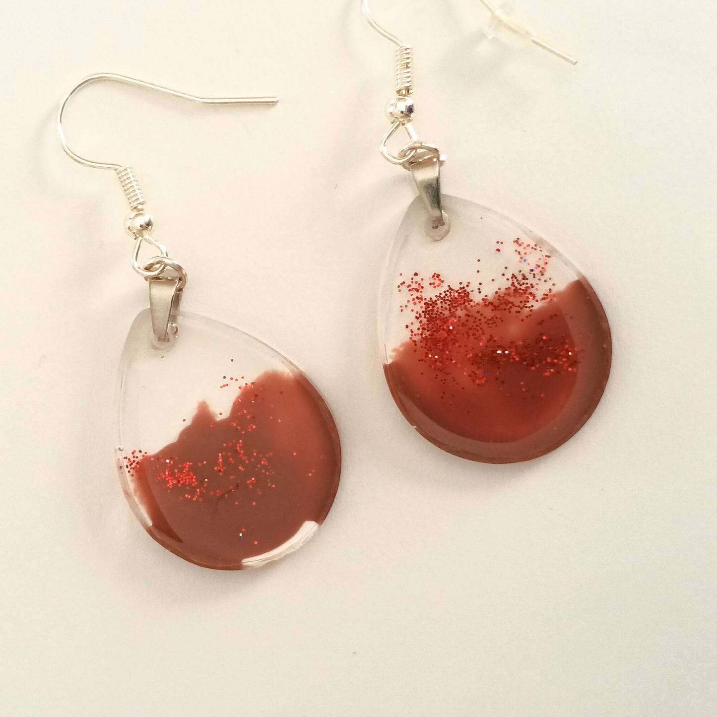 Boucles d'oreilles résine rouge transparent pailleté - Gouttes dégradé ultra-légères - Bijou artisanal unique fait main