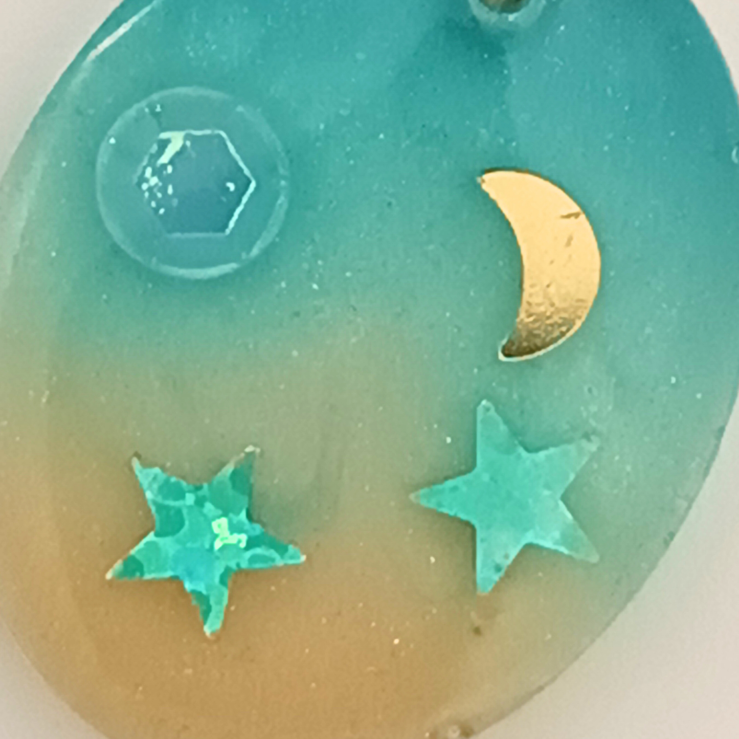 Boucles d'oreilles résine turquoise doré lune étoiles - Ovales cosmiques ultra-légères - Bijou artisanal unique fait main