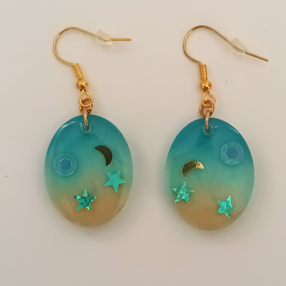 Boucles d'oreilles résine turquoise doré lune étoiles - Ovales cosmiques ultra-légères - Bijou artisanal unique fait main