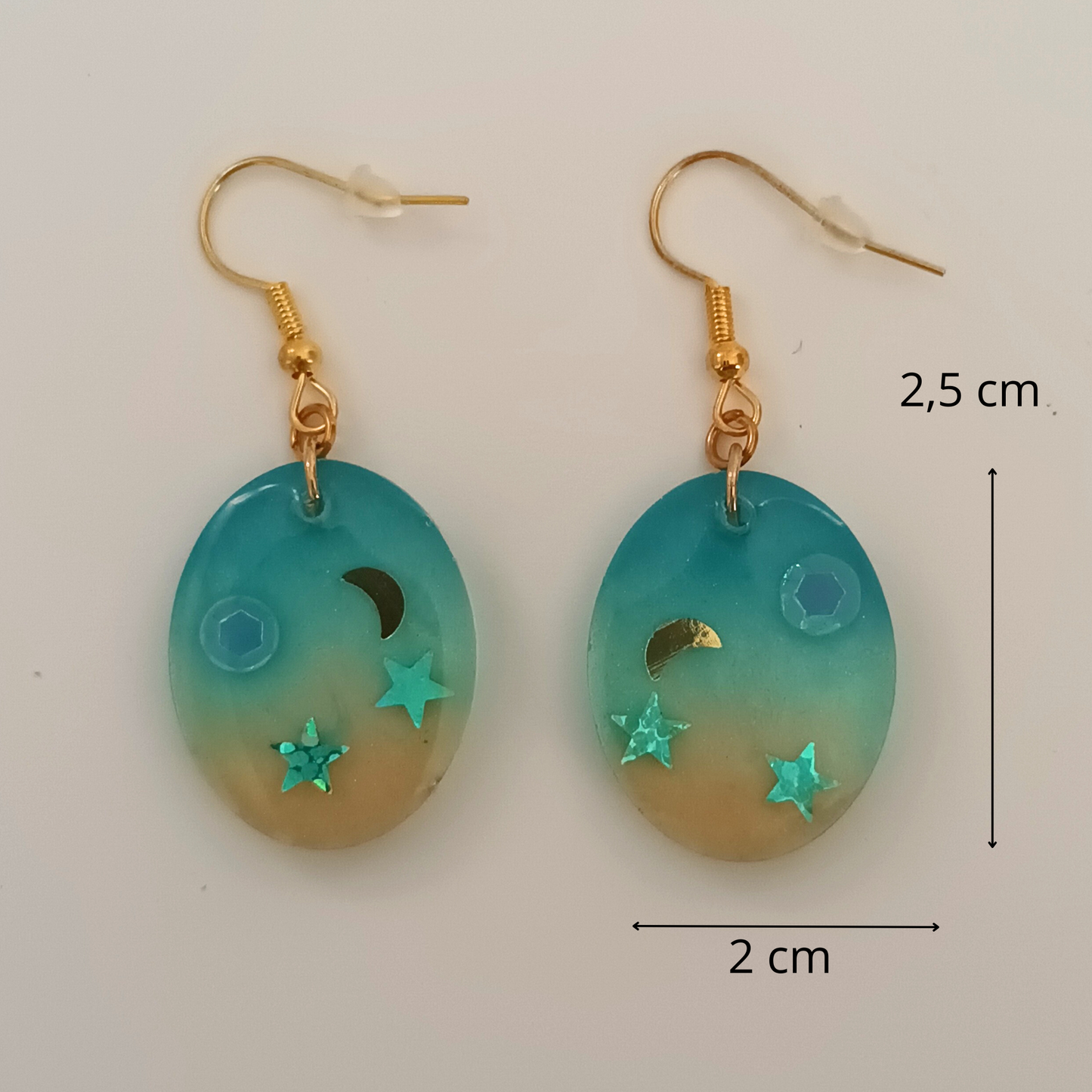 Boucles d'oreilles résine turquoise doré lune étoiles - Ovales cosmiques ultra-légères - Bijou artisanal unique fait main