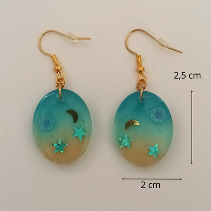 Boucles d'oreilles résine turquoise doré lune étoiles - Ovales cosmiques ultra-légères - Bijou artisanal unique fait main