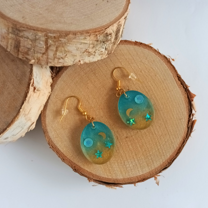 Boucles d'oreilles résine turquoise doré lune étoiles - Ovales cosmiques ultra-légères - Bijou artisanal unique fait main