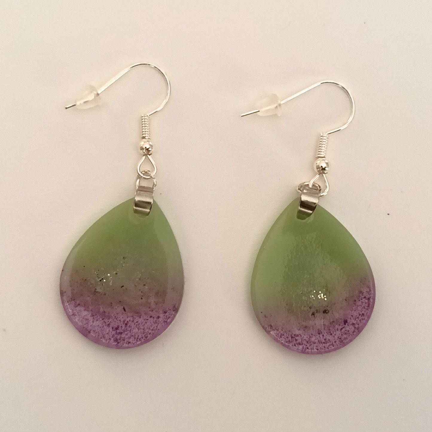 Boucles d'oreilles résine vert violet transparent pailleté - Gouttes dégradé ultra-légères - Bijou artisanal unique fait main
