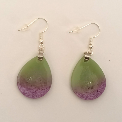 Boucles d'oreilles résine vert violet transparent pailleté - Gouttes dégradé ultra-légères - Bijou artisanal unique fait main