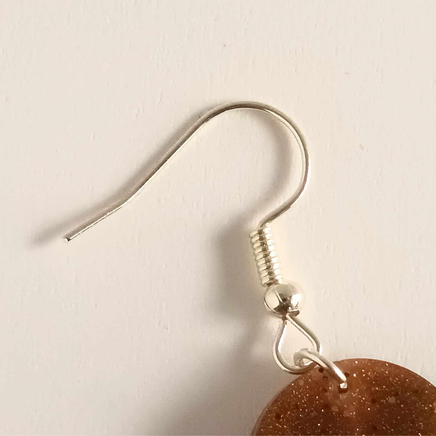 Boucles d'oreilles résine dorée pailletée - Bijou artisanal fait main