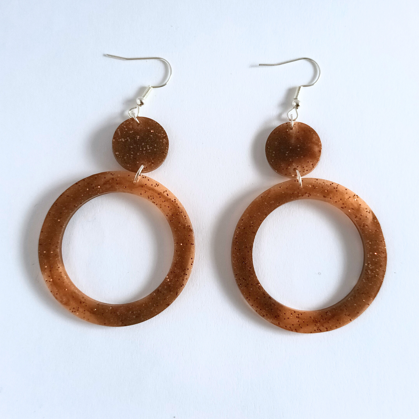 Boucles d'oreilles résine dorée pailletée - Bijou artisanal fait main