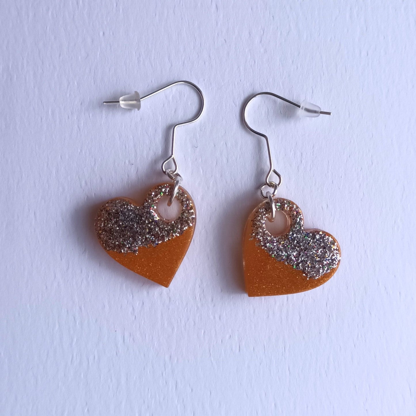 Boucles d'Oreilles Pendants Cœur Orange et Paillettes Argentées