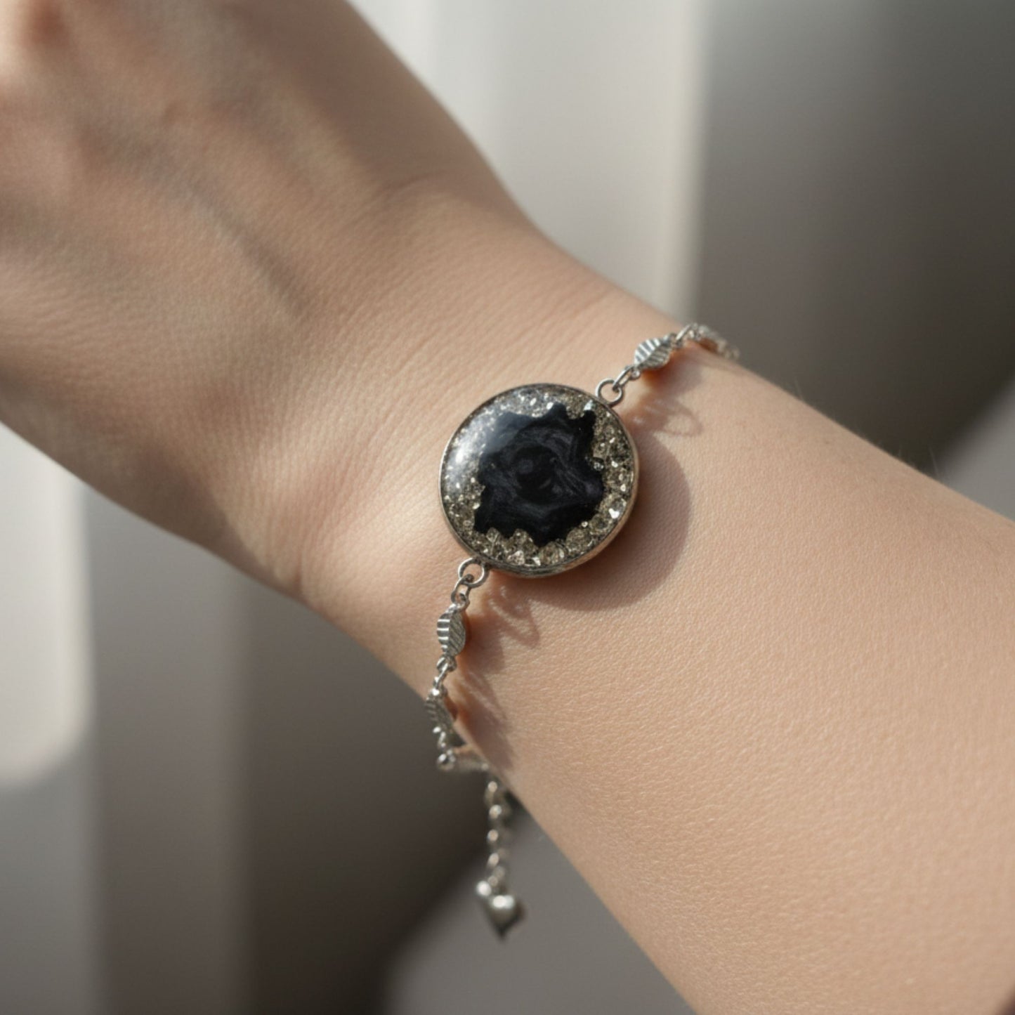 Bracelet Chaîne "Éclat Noir et Feuille" - Acier Inox & Résine