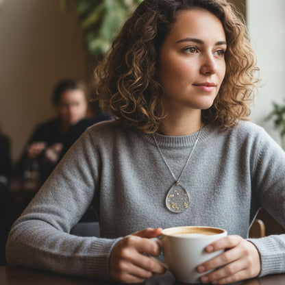 Collier pendentif résine blanc feuilles d'or - Rond transparent minimaliste - Bijou artisanal unique fait main