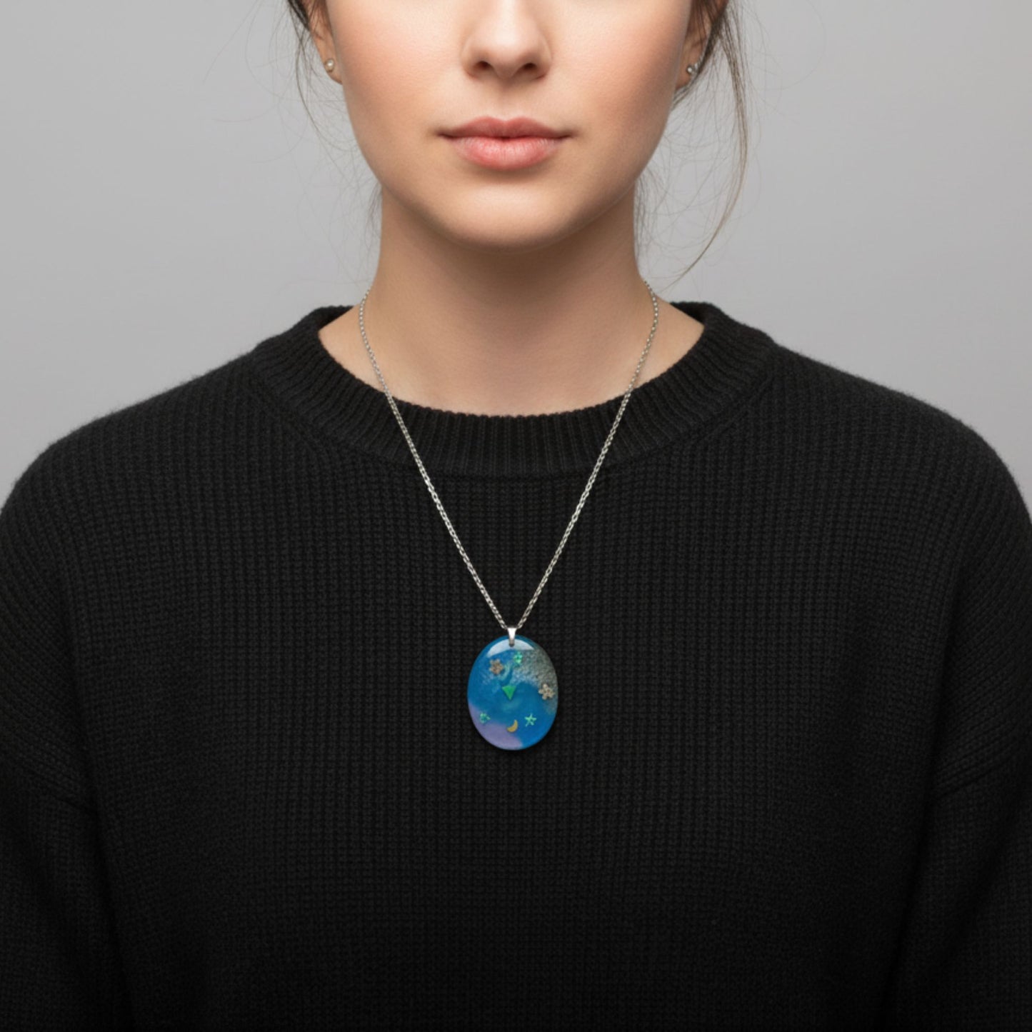 Collier pendentif résine bleu violet étoiles lune motifs - Ovale cosmique pailleté - Bijou artisanal unique fait main
