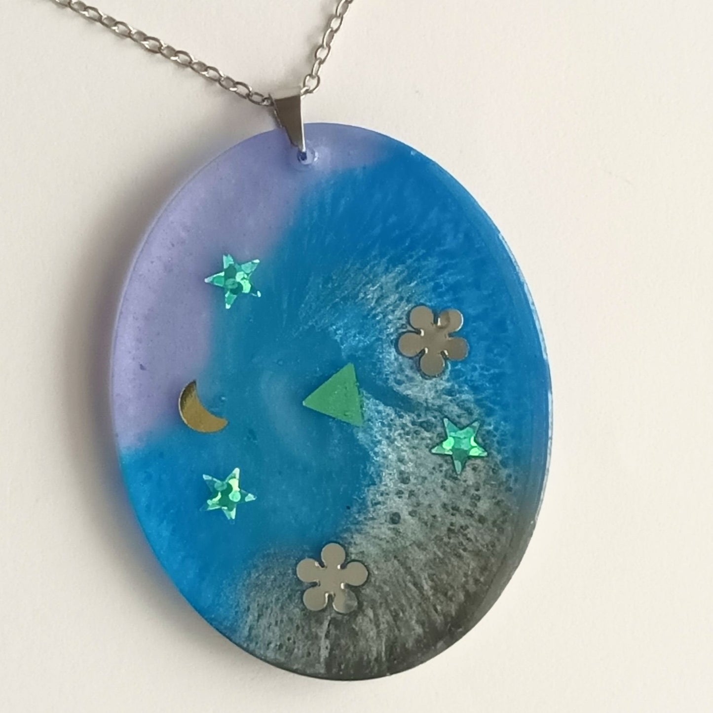 Collier pendentif résine bleu violet étoiles lune motifs - Ovale cosmique pailleté - Bijou artisanal unique fait main