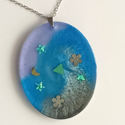 Collier pendentif résine bleu violet étoiles lune motifs - Ovale cosmique pailleté - Bijou artisanal unique fait main