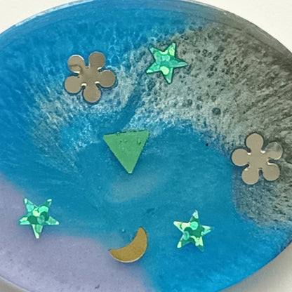 Collier pendentif résine bleu violet étoiles lune motifs - Ovale cosmique pailleté - Bijou artisanal unique fait main