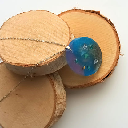 Collier pendentif résine bleu violet étoiles lune motifs - Ovale cosmique pailleté - Bijou artisanal unique fait main