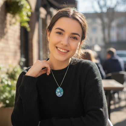 Collier pendentif résine bleu violet étoiles lune motifs - Ovale cosmique pailleté - Bijou artisanal unique fait main