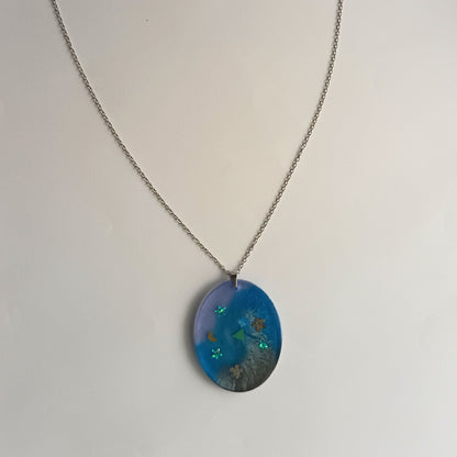 Collier pendentif résine bleu violet étoiles lune motifs - Ovale cosmique pailleté - Bijou artisanal unique fait main