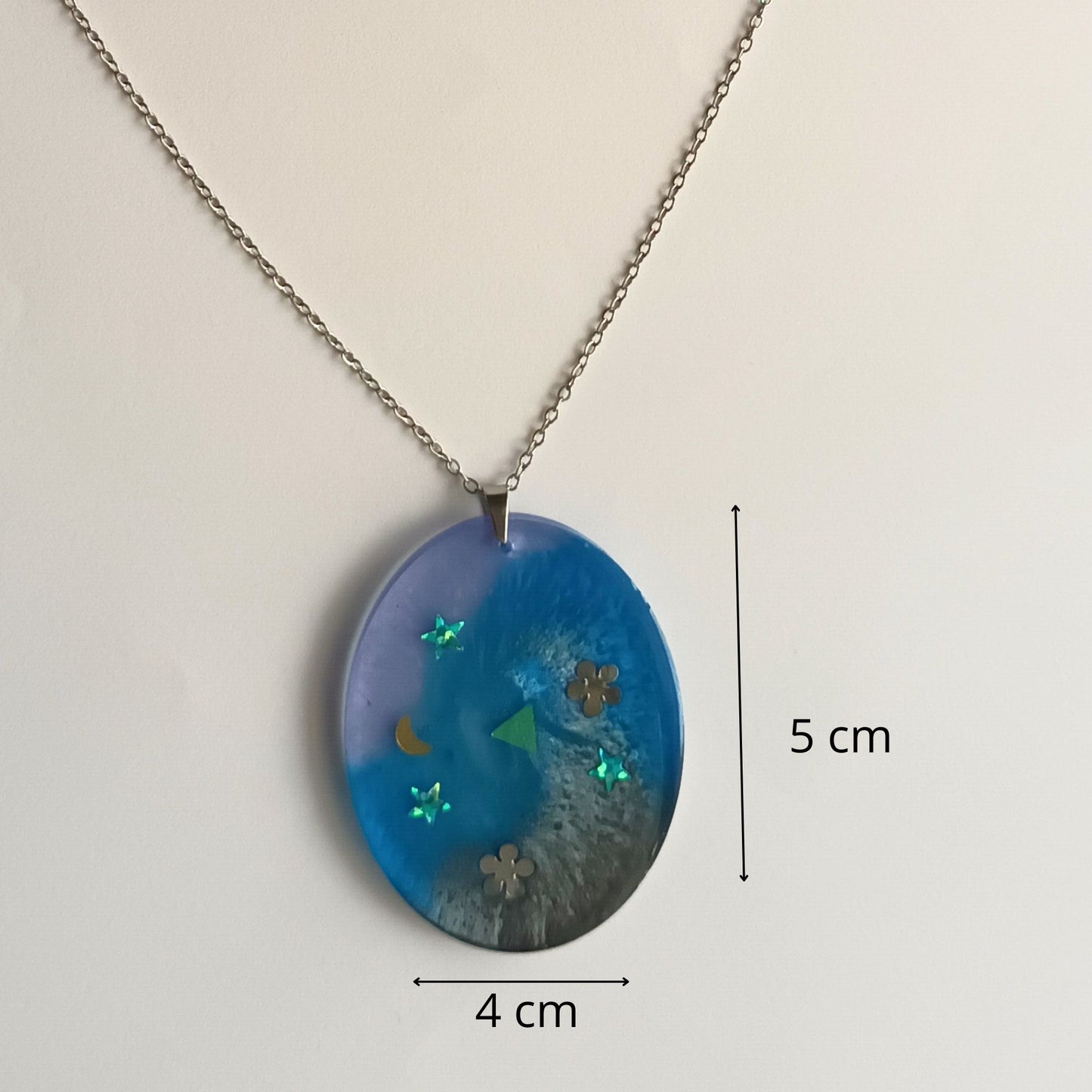 Collier pendentif résine bleu violet étoiles lune motifs - Ovale cosmique pailleté - Bijou artisanal unique fait main
