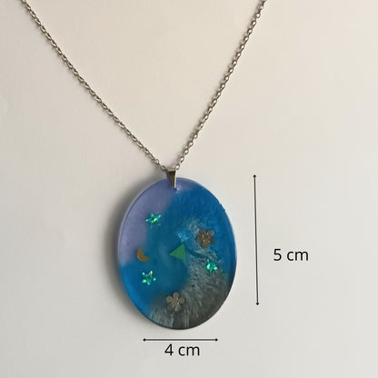 Collier pendentif résine bleu violet étoiles lune motifs - Ovale cosmique pailleté - Bijou artisanal unique fait main