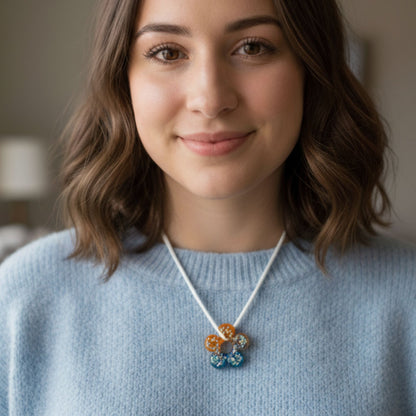 Collier pendentif résine fleur orange bleu paillettes hexagones cordon blanc - Forme fleur 5 pétales - Bijou artisanal unique fait main