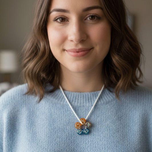 Collier pendentif résine fleur orange bleu paillettes hexagones cordon blanc - Forme fleur 5 pétales - Bijou artisanal unique fait main