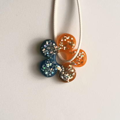 Collier pendentif résine fleur orange bleu paillettes hexagones cordon blanc - Forme fleur 5 pétales - Bijou artisanal unique fait main