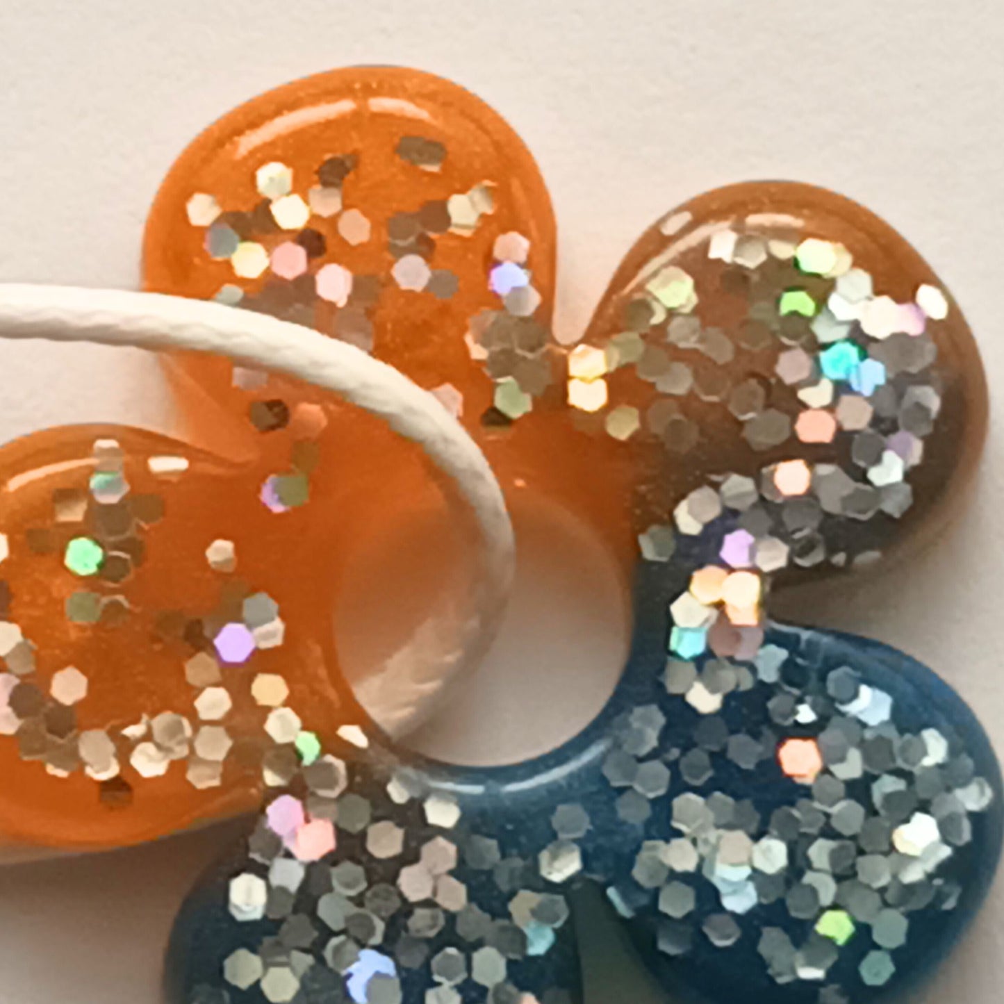 Collier pendentif résine fleur orange bleu paillettes hexagones cordon blanc - Forme fleur 5 pétales - Bijou artisanal unique fait main