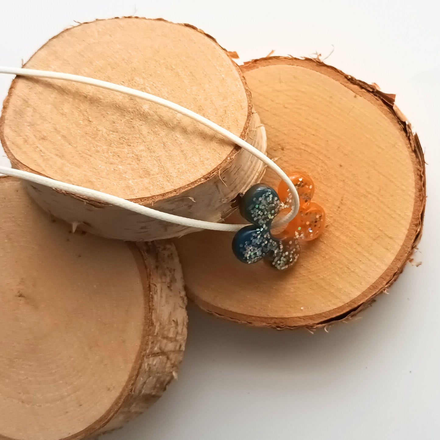 Collier pendentif résine fleur orange bleu paillettes hexagones cordon blanc - Forme fleur 5 pétales - Bijou artisanal unique fait main