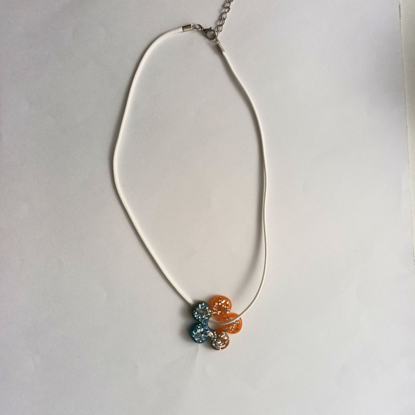 Collier pendentif résine fleur orange bleu paillettes hexagones cordon blanc - Forme fleur 5 pétales - Bijou artisanal unique fait main