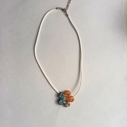 Collier pendentif résine fleur orange bleu paillettes hexagones cordon blanc - Forme fleur 5 pétales - Bijou artisanal unique fait main