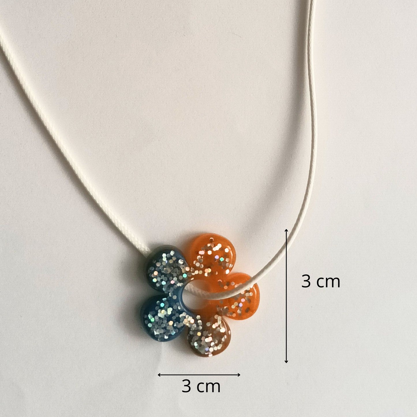 Collier pendentif résine fleur orange bleu paillettes hexagones cordon blanc - Forme fleur 5 pétales - Bijou artisanal unique fait main