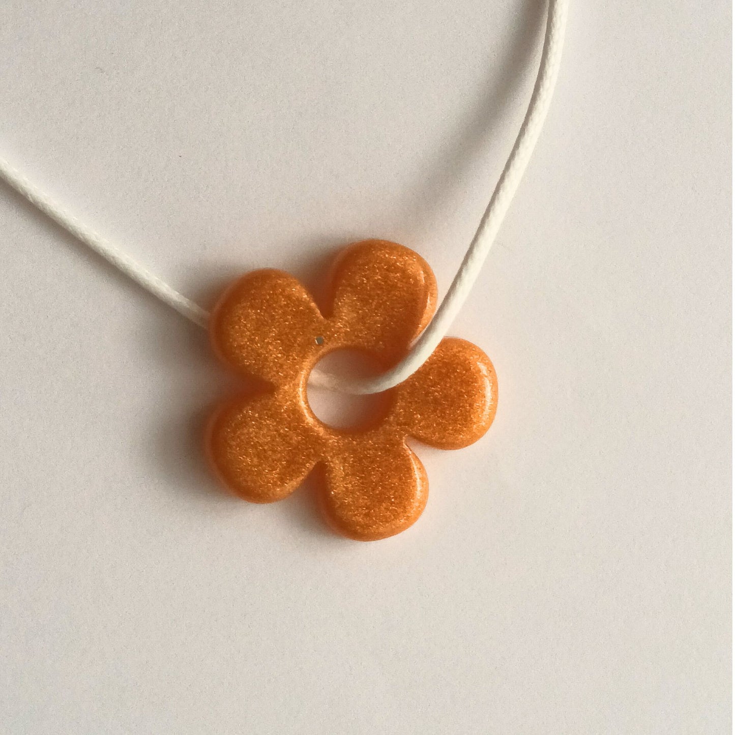 Collier pendentif résine fleur orange pailleté cordon blanc - Forme fleur 4 pétales - Bijou artisanal unique fait main
