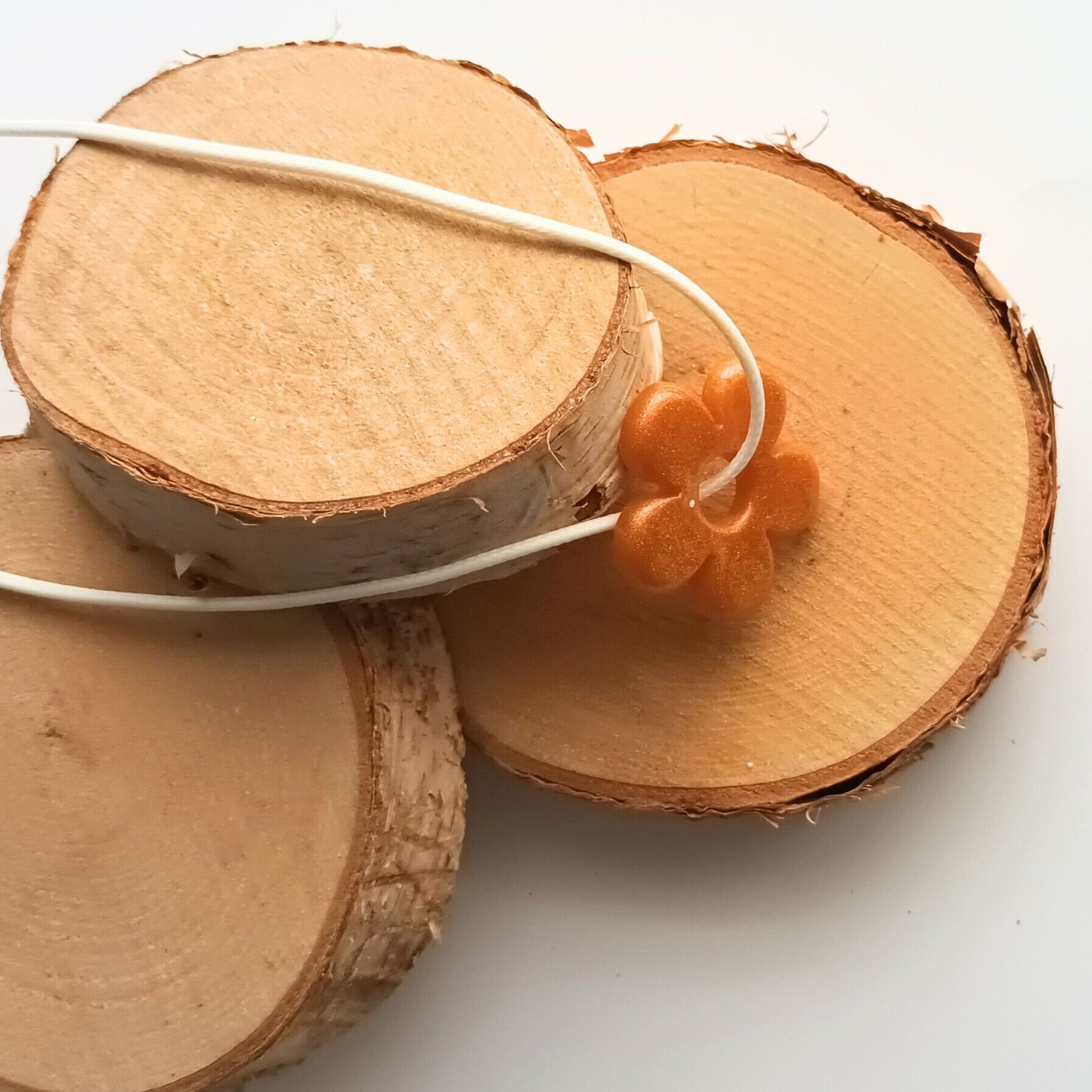 Collier pendentif résine fleur orange pailleté cordon blanc - Forme fleur 4 pétales - Bijou artisanal unique fait main