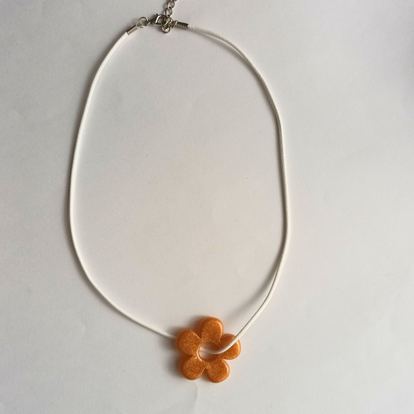 Collier pendentif résine fleur orange pailleté cordon blanc - Forme fleur 4 pétales - Bijou artisanal unique fait main