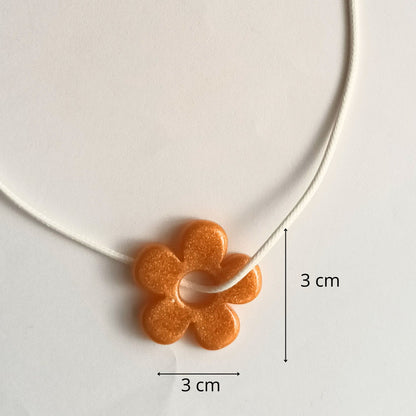 Collier pendentif résine fleur orange pailleté cordon blanc - Forme fleur 4 pétales - Bijou artisanal unique fait main
