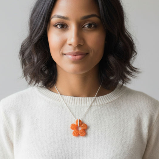 Collier pendentif résine fleur orange pailleté cordon blanc - Forme fleur 4 pétales - Bijou artisanal unique fait main