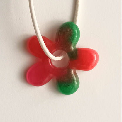 Collier pendentif résine fleur rouge vert cordon blanc - Forme fleur 5 pétales - Bijou artisanal unique fait main