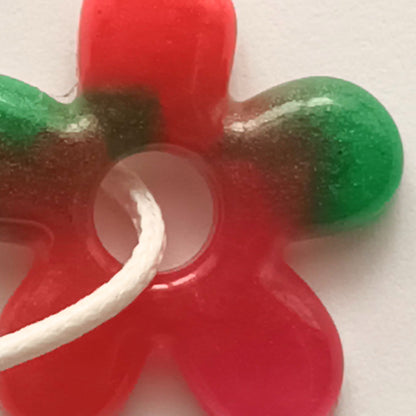 Collier pendentif résine fleur rouge vert cordon blanc - Forme fleur 5 pétales - Bijou artisanal unique fait main