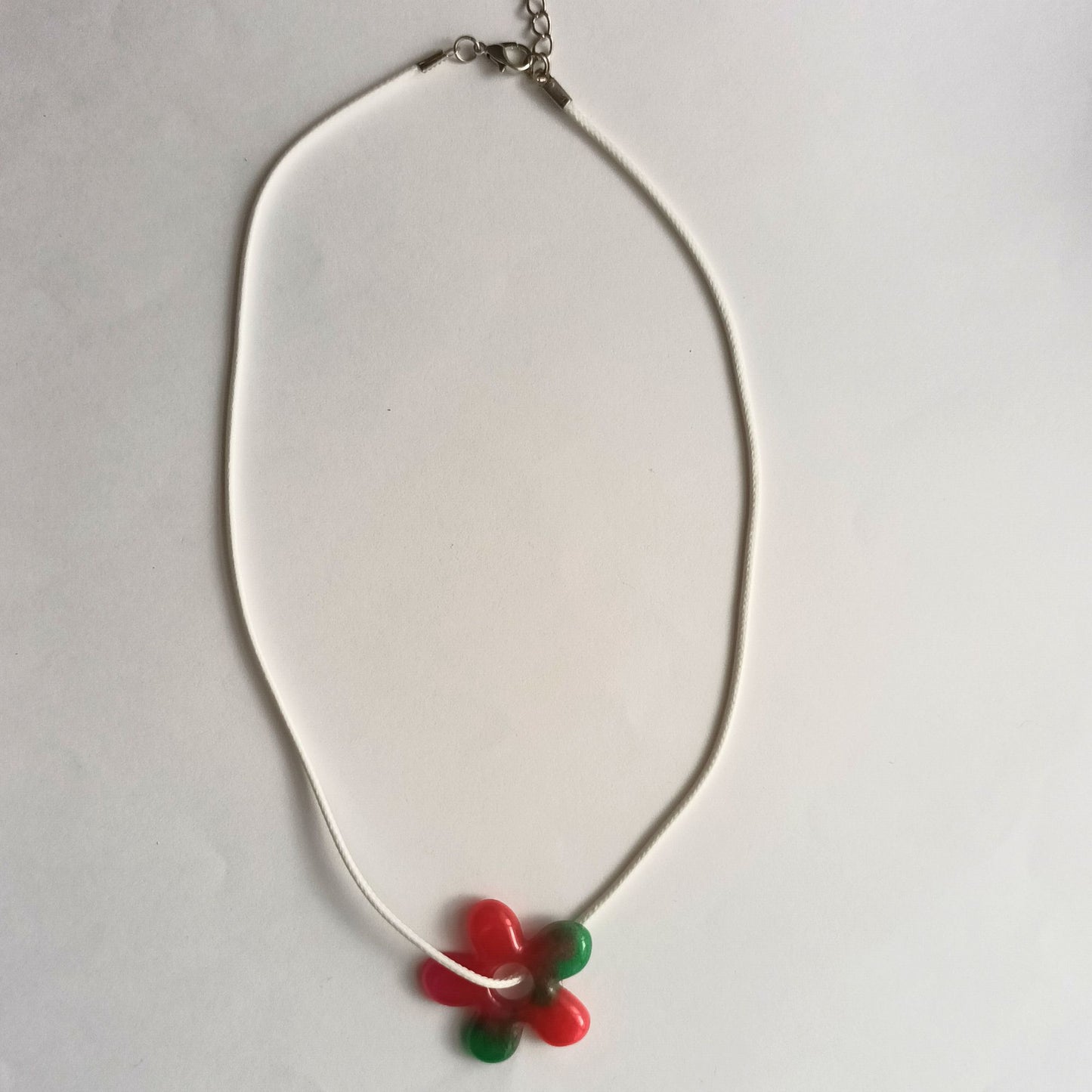 Collier pendentif résine fleur rouge vert cordon blanc - Forme fleur 5 pétales - Bijou artisanal unique fait main