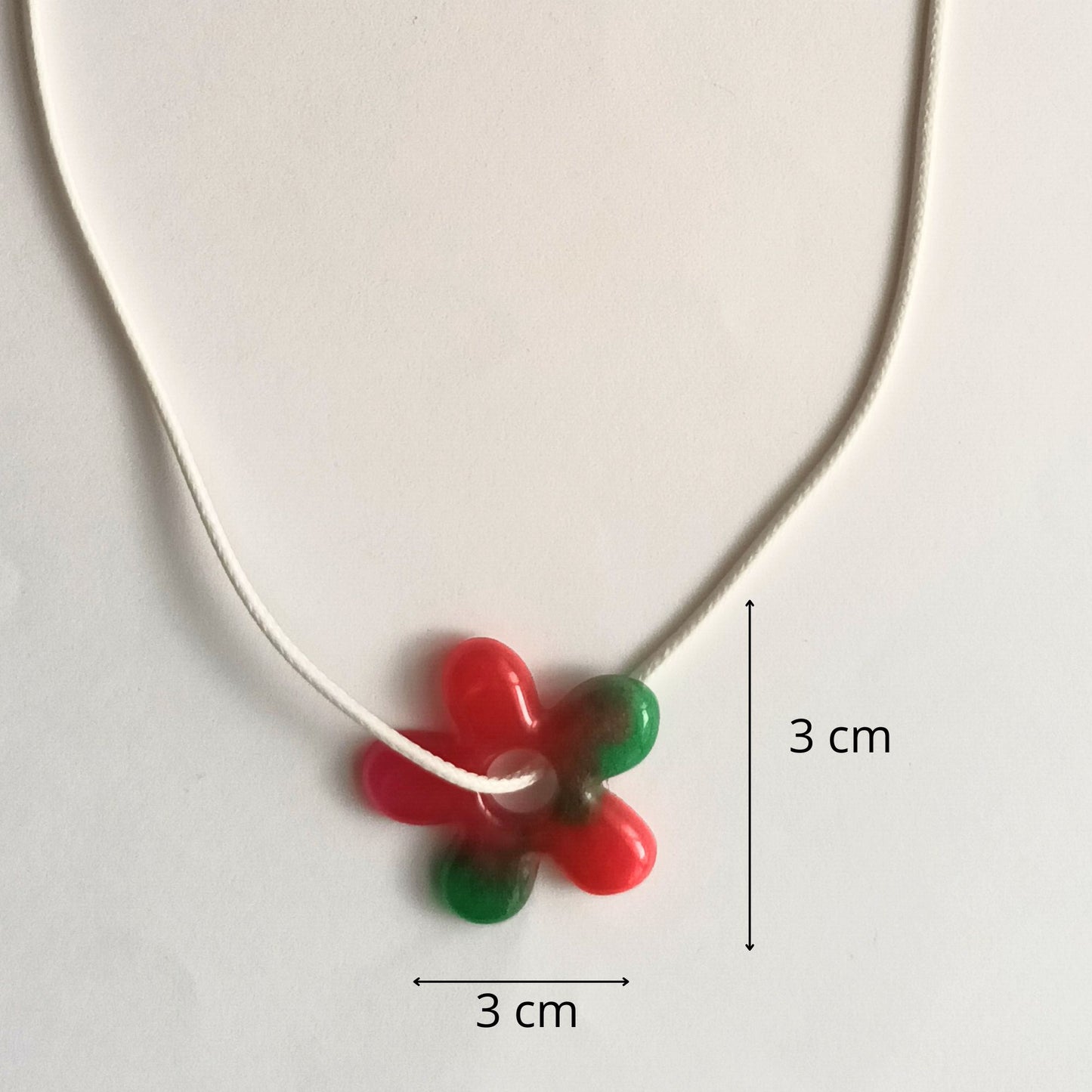 Collier pendentif résine fleur rouge vert cordon blanc - Forme fleur 5 pétales - Bijou artisanal unique fait main