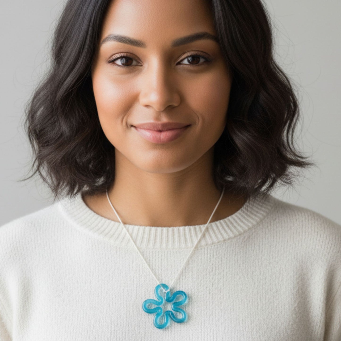 Collier pendentif résine fleur turquoise ajouré cordon blanc - Forme fleur 5 pétales ondulés - Bijou artisanal unique fait main